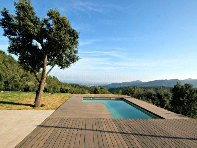 Piscina con vistas a los Pirineos (Casasrurales.net)