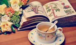 Libro y taza de café