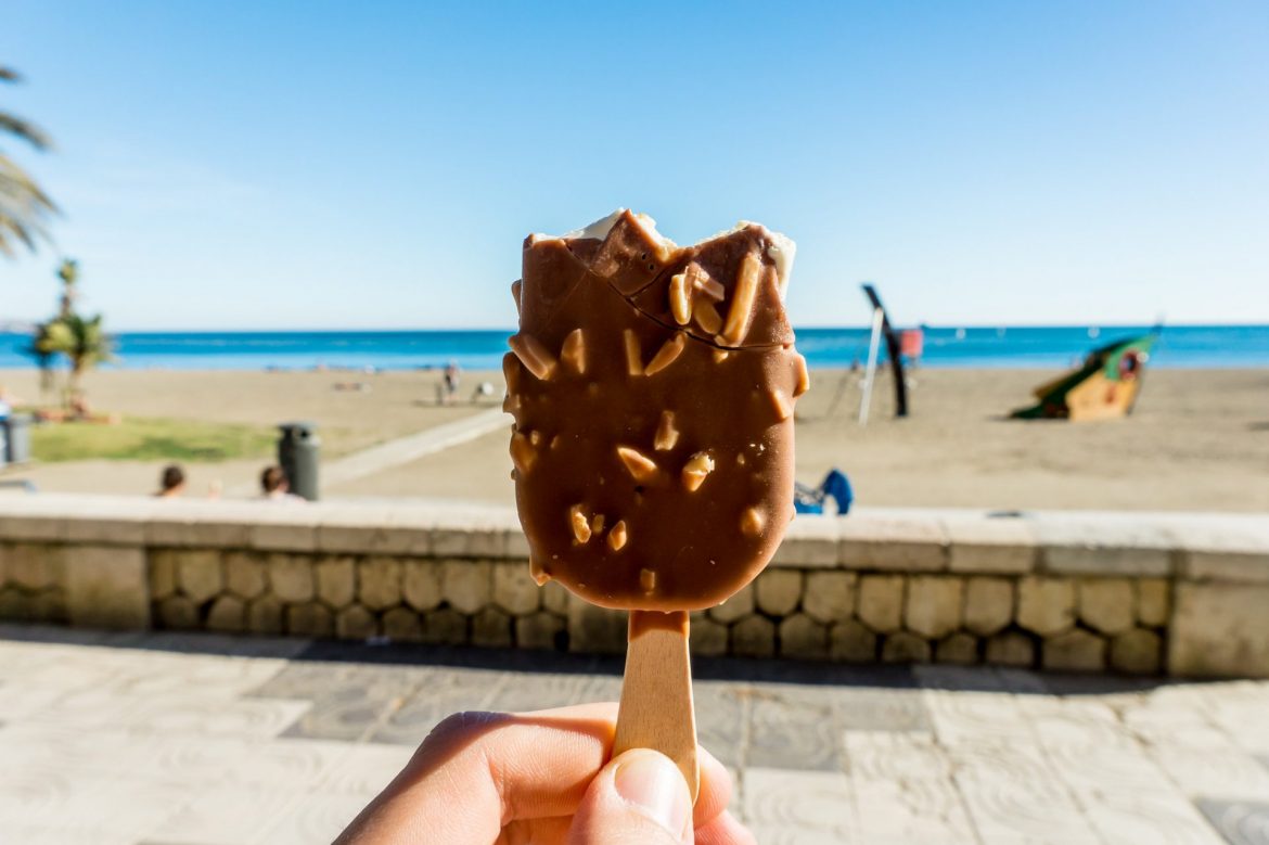 Un helado junto al mar