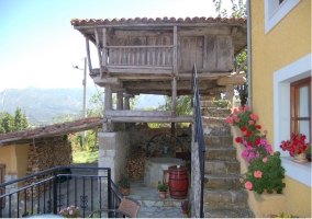 Horreo junto a la casa