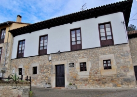 Fachada con flores rosas