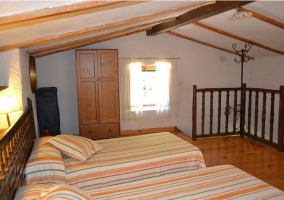 Dormitorio doble en la casa rural