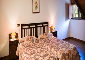 Dormitorio con camas individuales