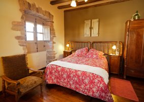 Dormitorio con cama de matrimonio