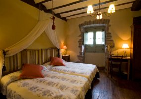 Habitación con cama de matrimonio