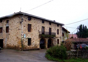 Puerta en la fachada principal