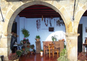 Puerta de entrada en el soportal