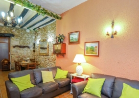 Sala de estar amplia con la chimenea y una tele en la pared