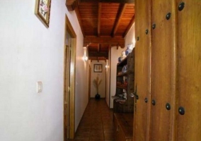 Cocina con mesa de madera para comer juntos