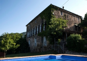 Piscina y vista del alojamiento