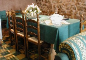 Mesa de comedor con sillas de madera