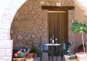 Entrada a la casa con mesa