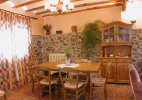 Salón con sofás en tonos claros y chimenea