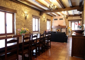 Sala de estar con mesa de madera y la chimenea