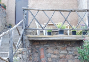 Terraza con palos de madera