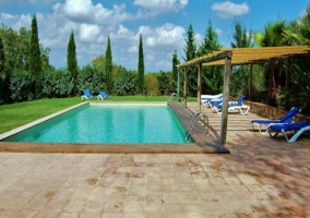 Piscina con jardín y solárium