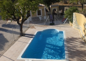 Casa con árboles