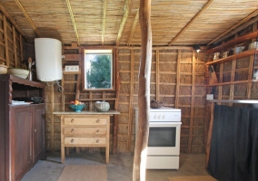 Sala de estar con mesa de comedor y sofá