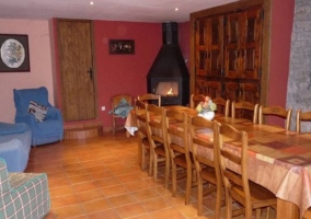Amplio comedor con chimenea