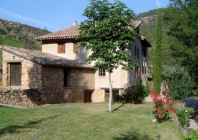 Fachada exterior de la casa con piedra vista