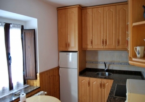 Cocina de madera con ventana y mesa