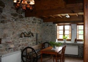 Sala de estar con paredes de piedra y chimenea integrada