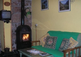 Cocina comedor de la casa con paredes de piedra