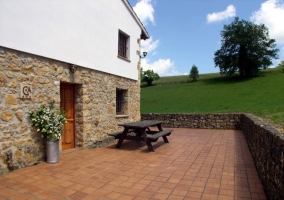 Entrada de la casa rural y prados que la rodean