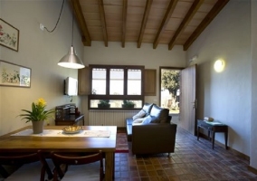 Salón-comedor con televisor
