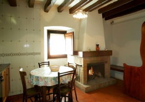 Salón comedor con mesa y sillas y sillones