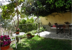 Salón-comedor con chimenea y lámpara de araña de casa rural