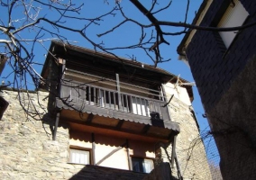 Vista del balcón de madera de la casa rural leonesa