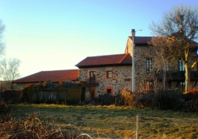 Parte de la fachada y la finca
