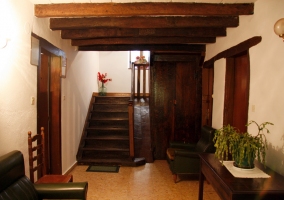 Habitación con dos camas y armario de madera