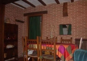 Dormitorio de matrimonio con colchas azules. Cabecero y mobiliario de madera