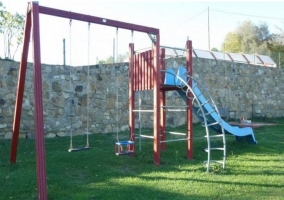 Tobogán y columpios para niños