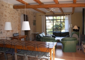 Mesa de comedor para diez y salón al fondo