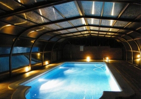 Piscina climatizada iluminada de noche