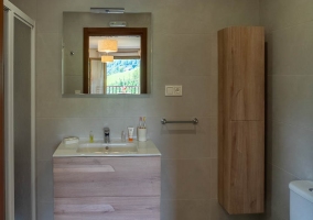 Comedor común con vigas de madera en el techo
