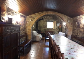 Comedor de la casa con mesa alargada