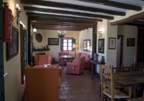 Salón comedor con mesa de madera