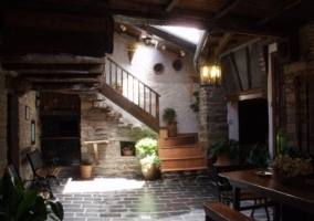 Patio interior empedrado