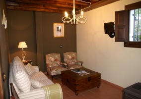 Salón con sillones tapizados