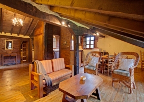 Salón comedor con chimenea y cocina en dos niveles