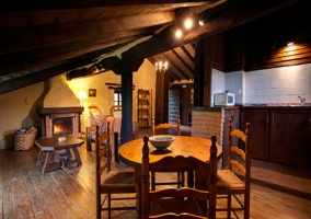 Salón comedor con chimenea y cocina en dos niveles
