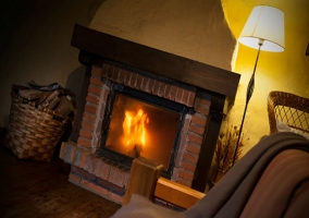 Chimenea del salón encendida y tapada con el cristal