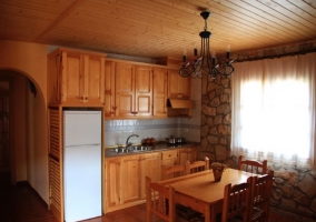 Familiar Cocina con mesa de comedor y televisor