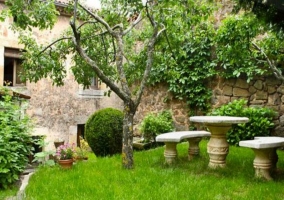 Jardín con banco de piedra