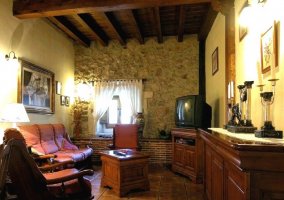 Sala común con mesas para jugar y televisión
