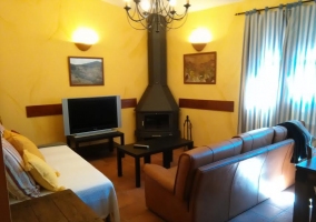 Sala de estar con chimenea